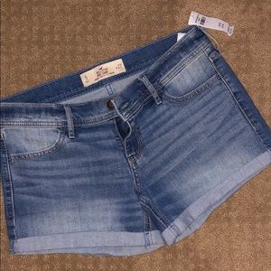 New Hollister Midi shorts, size 5 or 27. Very cute